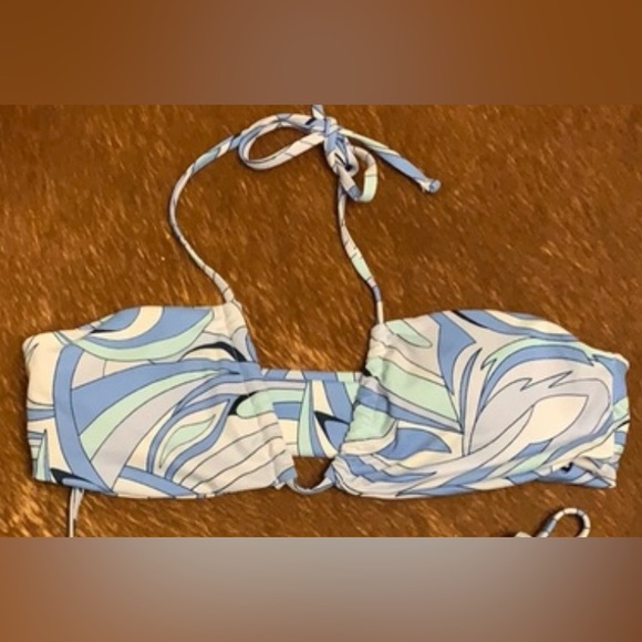 Strapless bikini top can be tied many different ways - Picture 2 of 2